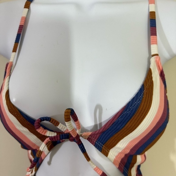 Xhilaration sz med swim suit in a stripe From the front it looks like a 2 piece - Picture 2 of 12